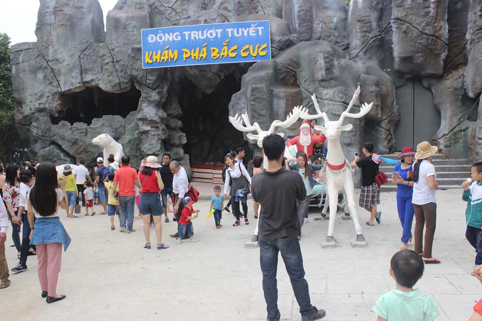 Du khách chờ đợi tới lượt vào Động Trượt Tuyết