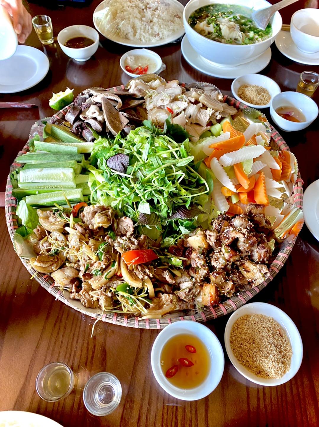 Nhiều đặc sản như lợn bản, đà điểu, cơm lam...: 